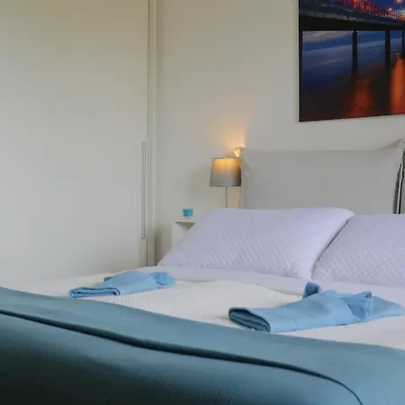 Golden Hour مارينا دي بييتراسانْت